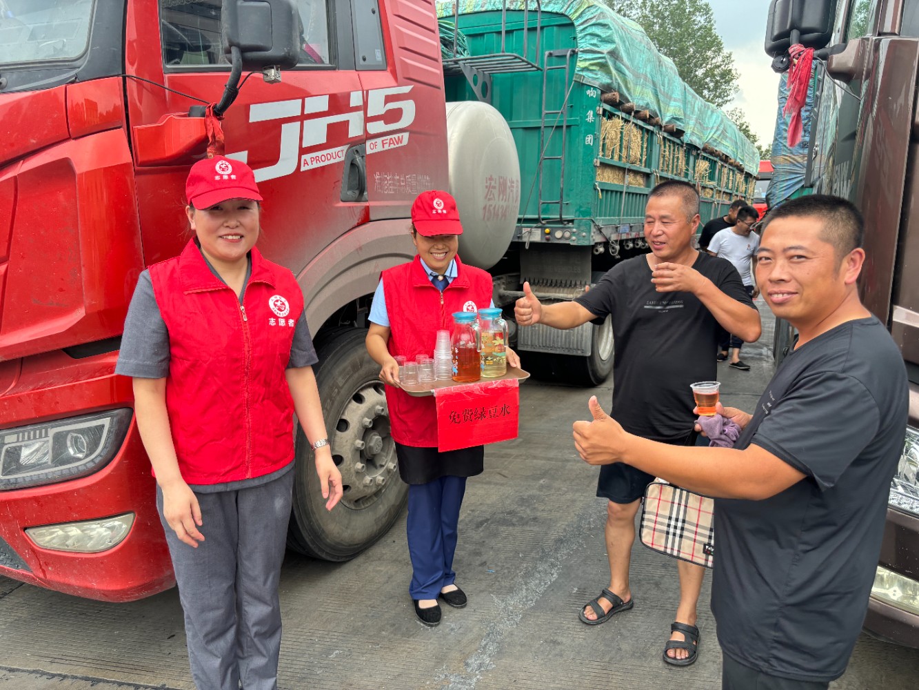 2024年8月7日,洛陽服務區積極開展“情暖征途致敬貨運先鋒-酷暑送清涼”活動,免費為貨車司機和司乘人員提供綠豆水。(拍攝:張多 13383849747).jpg